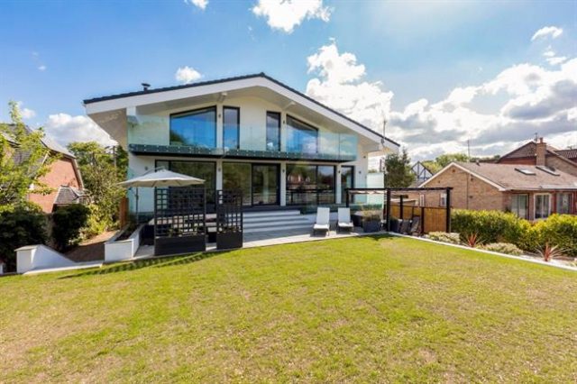 New house overlooking the River Thames
